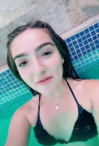 Bonita Elaine Haro con Bikini Negro en la piscina