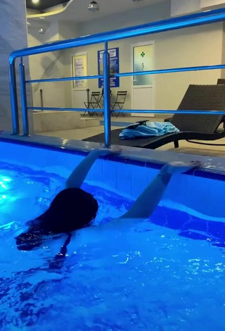 1. Caliente Ayushieva Erzhena Enseña El Culo En La Piscina