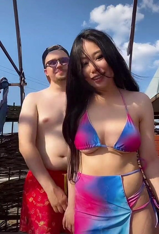 Elegante Ayushieva Erzhena con Bikini