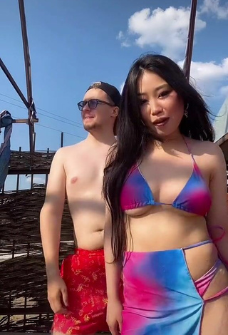 5. Elegante Ayushieva Erzhena Con Bikini