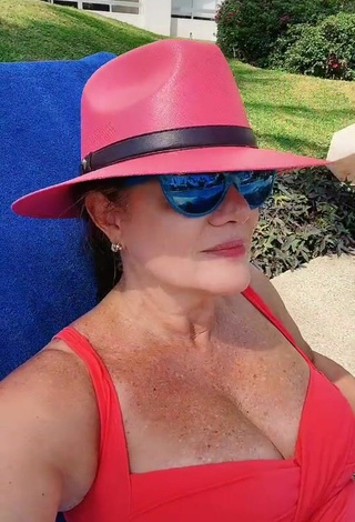 Sexy Erika Buenfil enseña escote con Traje de Baño Rojo