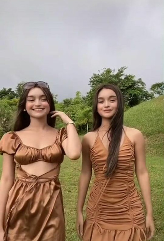 Sexy Aicy & Trisha Shinmari con Vestido Marrón