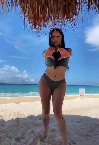 2. Sexy Fernanda Ortega Enseña El Culo En La Playa