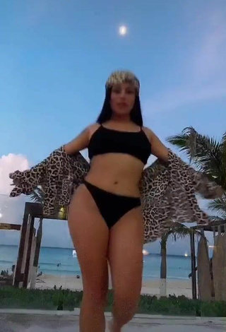 1. Increíble Fernanda Ortega Con Bikini Negro En La Playa