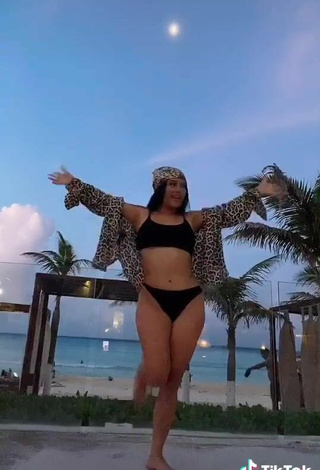 3. Increíble Fernanda Ortega Con Bikini Negro En La Playa