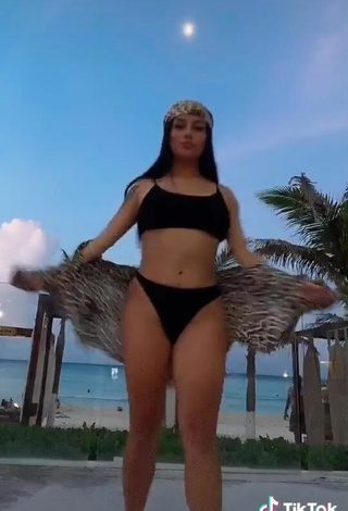 Increíble Fernanda Ortega con Bikini Negro en la playa