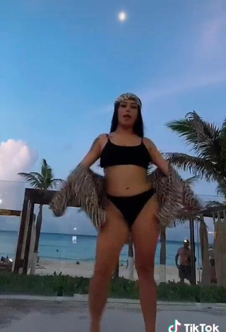 5. Increíble Fernanda Ortega Con Bikini Negro En La Playa