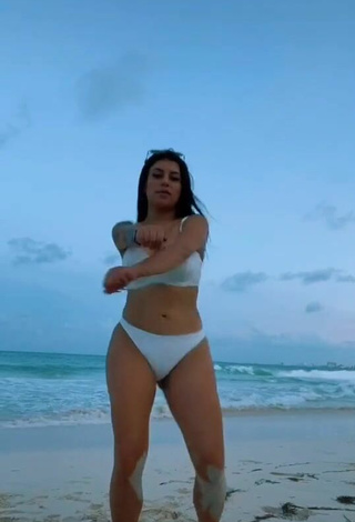 2. Maravillosa Fernanda Ortega Con Bikini Blanco En La Playa