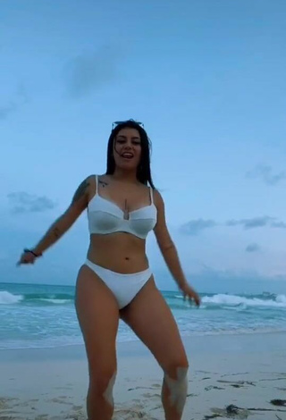 Maravillosa Fernanda Ortega con Bikini Blanco en la playa