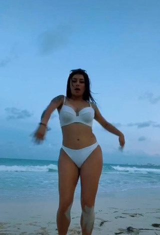 4. Maravillosa Fernanda Ortega Con Bikini Blanco En La Playa