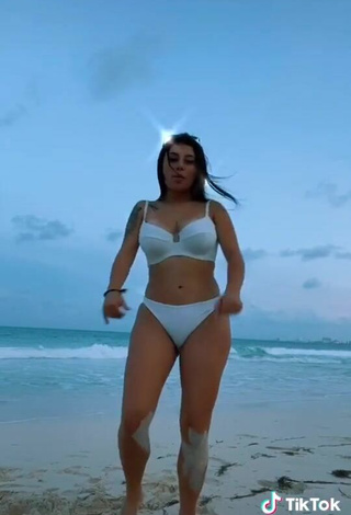 5. Maravillosa Fernanda Ortega Con Bikini Blanco En La Playa