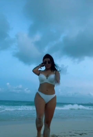 Preciosa Fernanda Ortega con Bikini Blanco en la playa