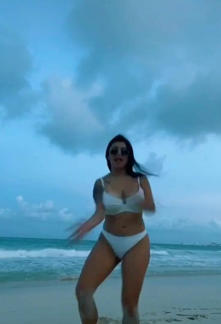 3. Preciosa Fernanda Ortega Con Bikini Blanco En La Playa