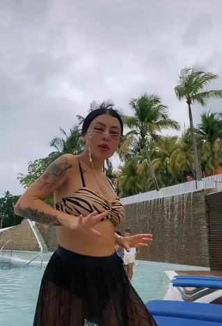 4. Hermosa Fernanda Ortega Con Sujetador De Bikini En La Piscina