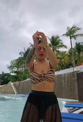 5. Hermosa Fernanda Ortega Con Sujetador De Bikini En La Piscina