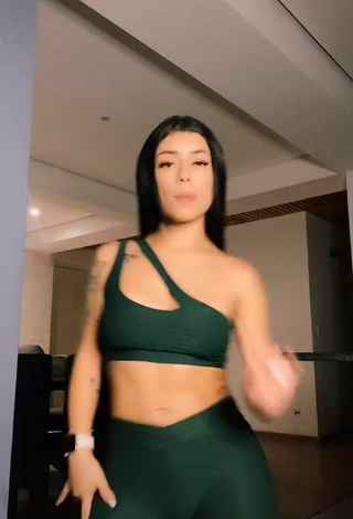 Sexy Fernanda Ortega con Leggings Verde