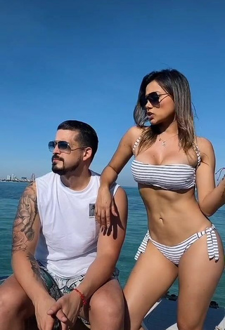 Caliente Gaby Asturias con Bikini Rayas en un barco