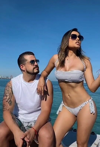 2. Caliente Gaby Asturias Con Bikini Rayas En Un Barco