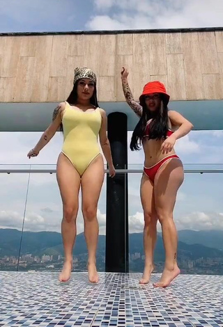 Caliente Gemelas Ortega con Traje de Baño Amarillo