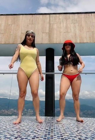 2. Caliente Gemelas Ortega Con Traje De Baño Amarillo