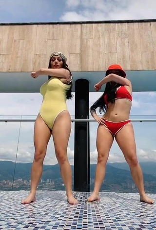 3. Caliente Gemelas Ortega Con Traje De Baño Amarillo