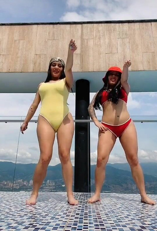 4. Caliente Gemelas Ortega Con Traje De Baño Amarillo