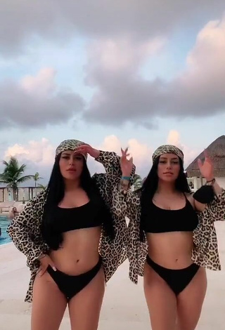 2. Adorable Gemelas Ortega Con Bikini Negro En La Piscina