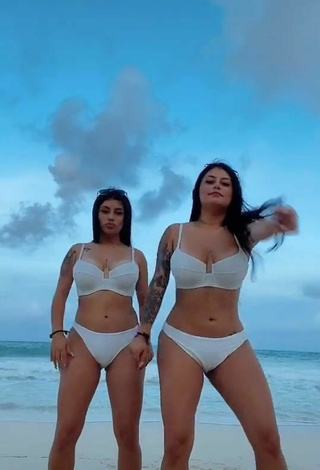 Belleza Gemelas Ortega con Bikini Blanco en la playa