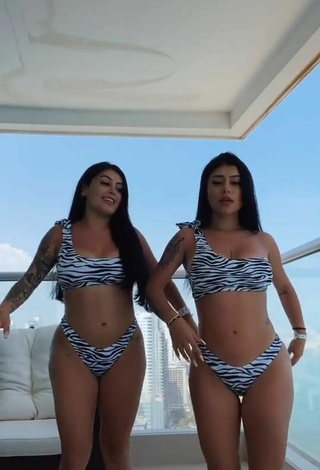 3. Más Caliente Gemelas Ortega Con Bikini Cebra En El Balcón