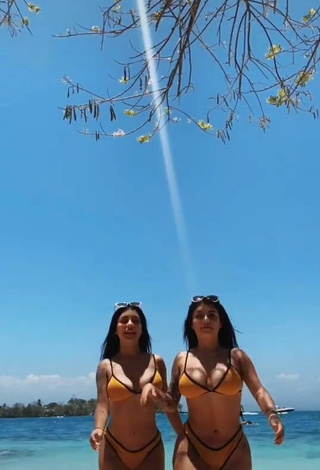 Increíble Gemelas Ortega con Bikini Amarillo en la playa