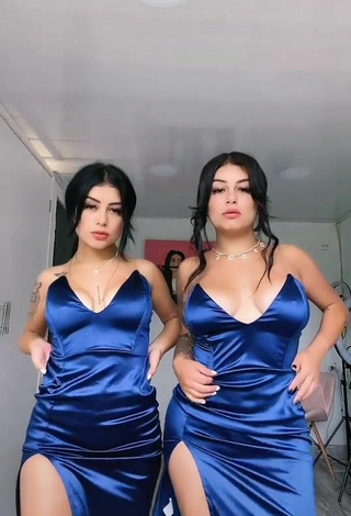 Caliente Gemelas Ortega con Vestido Azul