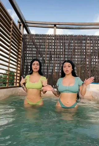 2. Hermosa Gemelas Ortega Con Bikini En La Piscina