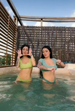 4. Hermosa Gemelas Ortega Con Bikini En La Piscina