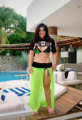 Sexy Aracely Ordaz Campos con Sujetador de Bikini en la piscina