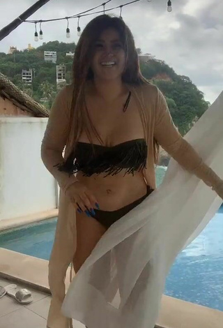 2. Atractiva Aracely Ordaz Campos Con Seductores Bikini Negro En La Piscina