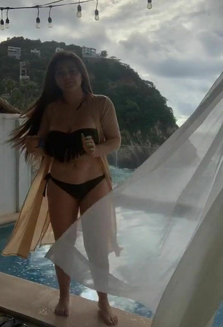 Bonita Aracely Ordaz Campos con Bikini Negro en la piscina