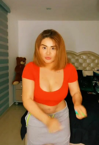 Sexy Aracely Ordaz Campos enseña escote con Top Corto Rojo