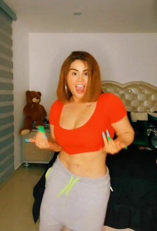 2. Sexy Aracely Ordaz Campos Enseña Escote Con Top Corto Rojo