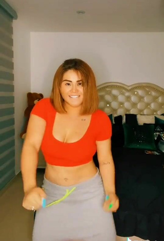 4. Sexy Aracely Ordaz Campos Enseña Escote Con Top Corto Rojo