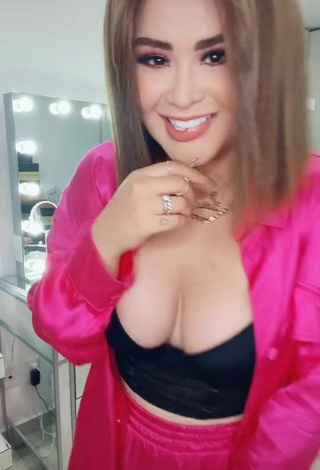 Atractiva Aracely Ordaz Campos enseña escote con Seductores Top Corto Negro