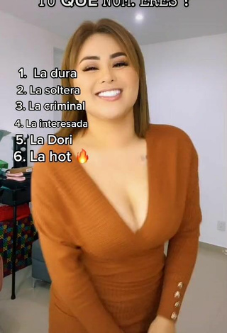 5. Sexy Aracely Ordaz Campos Enseña Escote Con Vestido Marrón