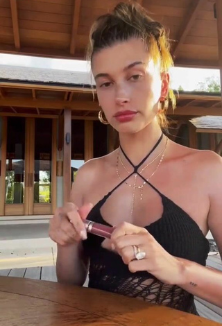 Sexy Hailey Bieber enseña escote con Top Negro