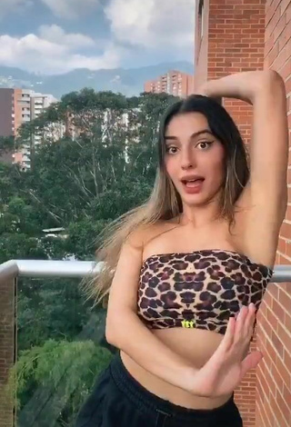 4. Sexy Isabela Delgado Urreta Con Top Tubo Leopardo En El Balcón