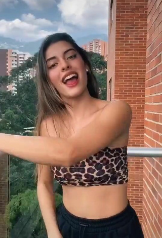 5. Sexy Isabela Delgado Urreta Con Top Tubo Leopardo En El Balcón