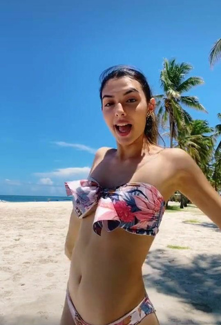 3. Sexy Isabela Delgado Urreta Con Bikini En La Playa