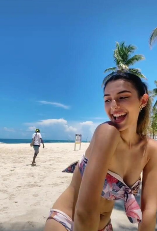 4. Sexy Isabela Delgado Urreta Con Bikini En La Playa