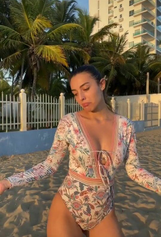 2. Sexy Isabela Delgado Urreta Con Traje De Baño Floral En La Playa