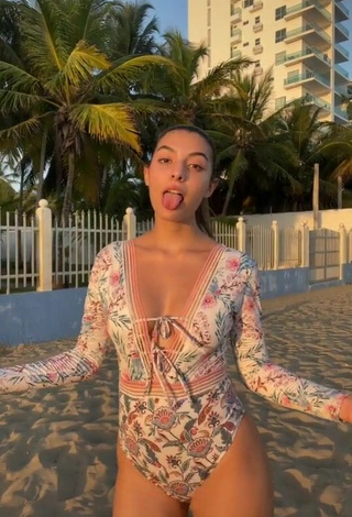 3. Sexy Isabela Delgado Urreta Con Traje De Baño Floral En La Playa