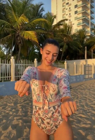 4. Sexy Isabela Delgado Urreta Con Traje De Baño Floral En La Playa