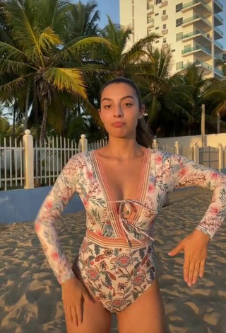 5. Sexy Isabela Delgado Urreta Con Traje De Baño Floral En La Playa